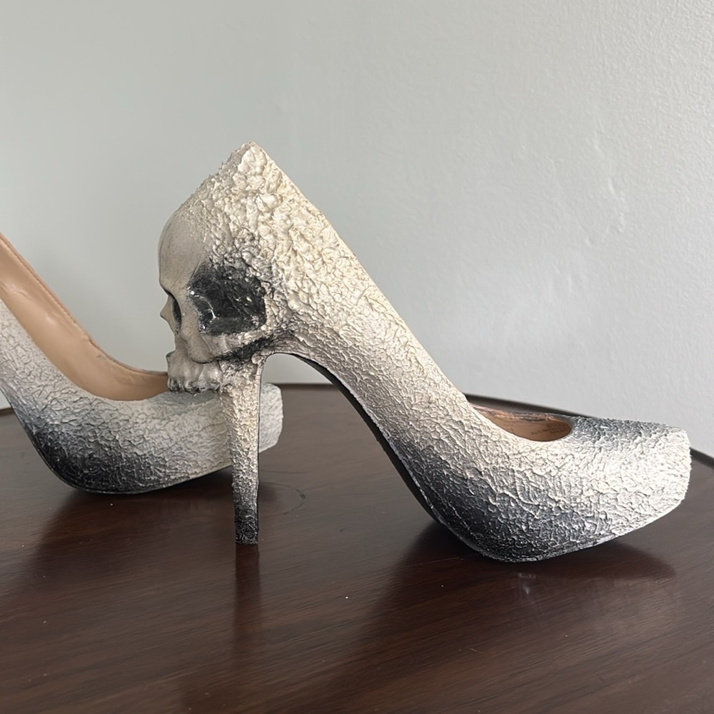 Skull Design High Heels - Cream and Black - Picture 5 of 5